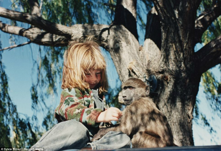 Tippi the little girl that grow up alongside wild animals Breathtaking Photos 14
