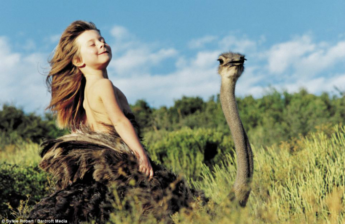 Tippi the little girl that grow up alongside wild animals Breathtaking Photos 15
