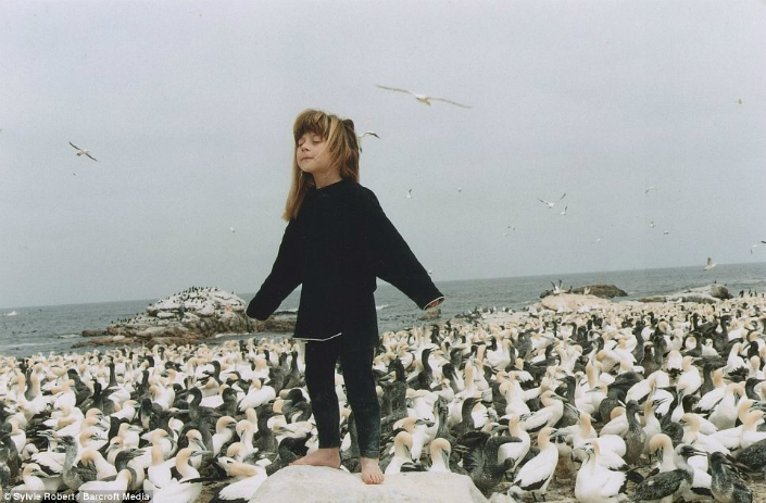 Tippi the little girl that grow up alongside wild animals Breathtaking Photos 16