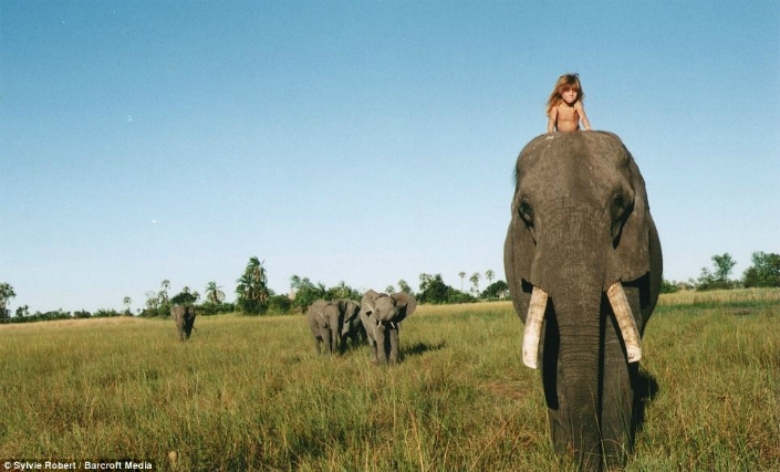 Tippi the little girl that grow up alongside wild animals Breathtaking Photos 20