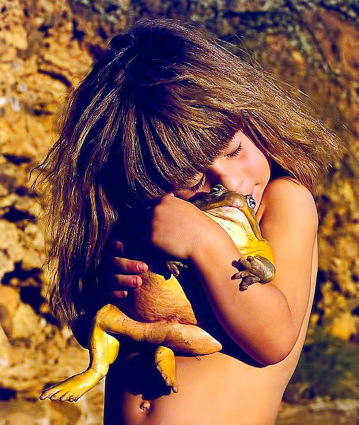 Tippi the little girl that grow up alongside wild animals Breathtaking Photos 3