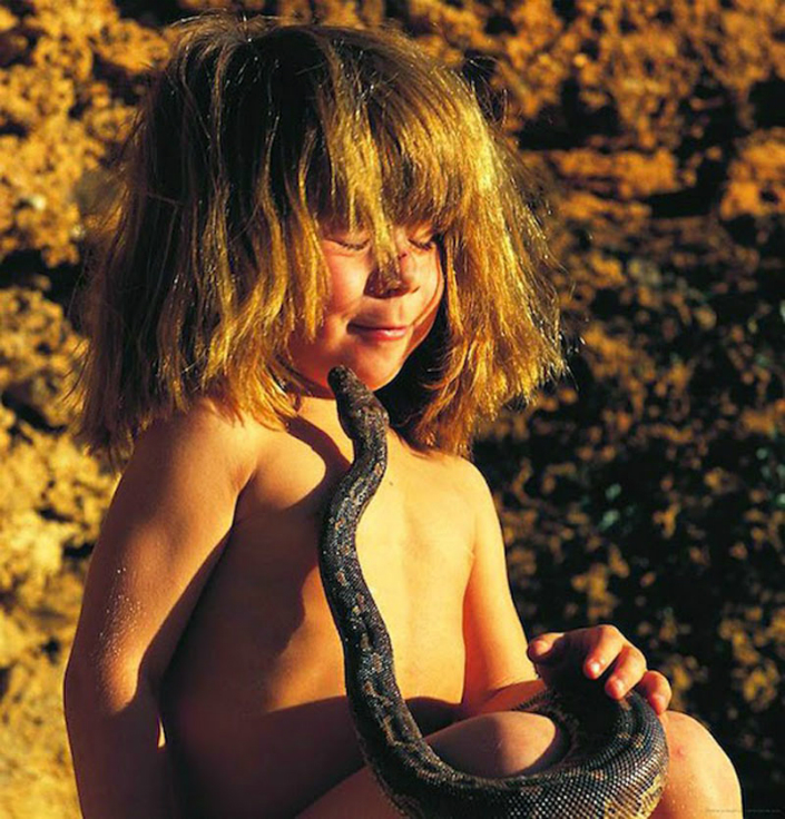 Tippi the little girl that grow up alongside wild animals Breathtaking Photos 6