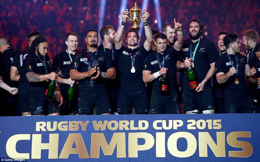rugby world cup 2015 final All Blacks vs Wallabies,the last historic clash-Richie McCaw of New Zealand holds aloft the Webb Ellis Cup