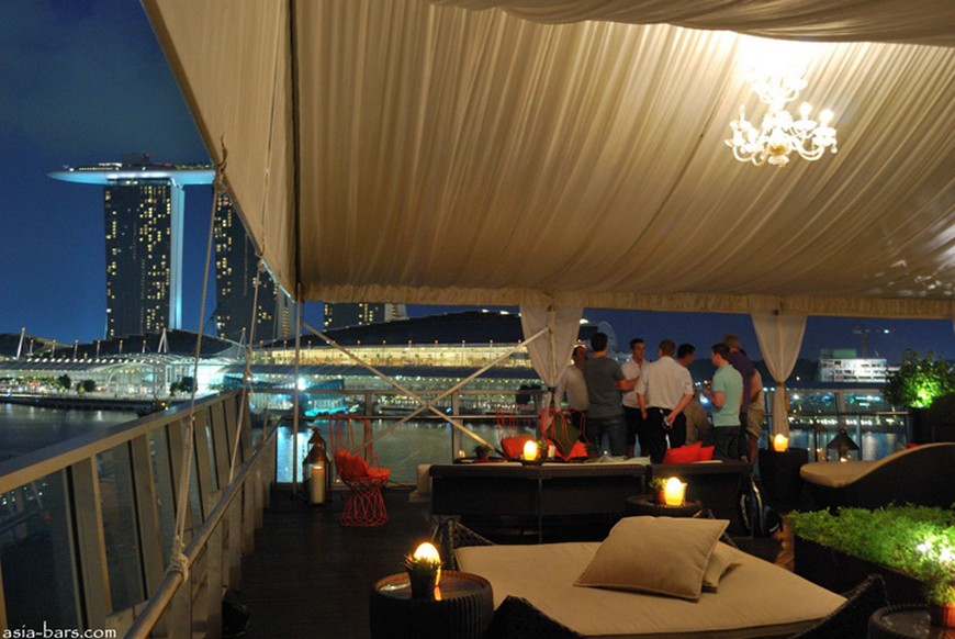 Discover the rooftop bar at The Fullerton Bay Hotel