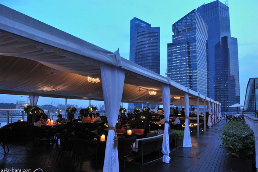 Discover the rooftop bar at The Fullerton Bay Hotel