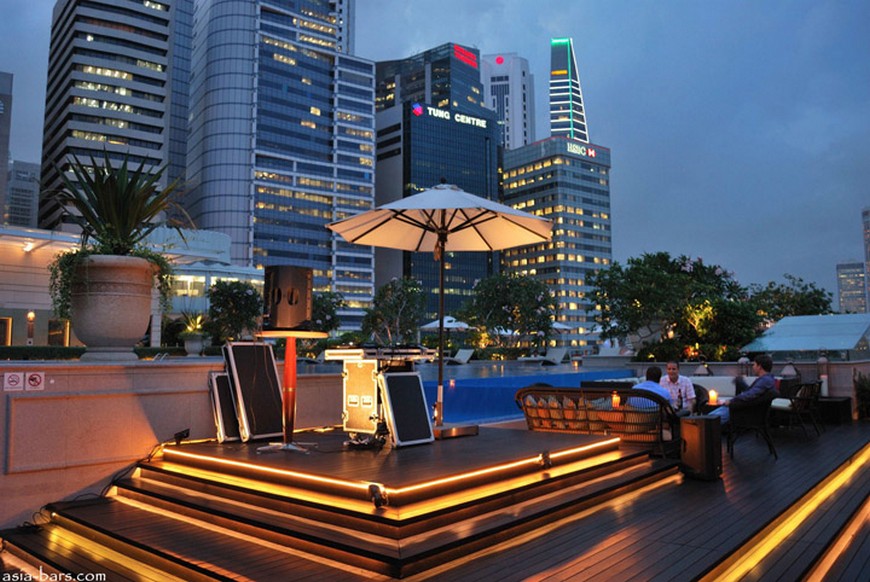 Discover the rooftop bar at The Fullerton Bay Hotel