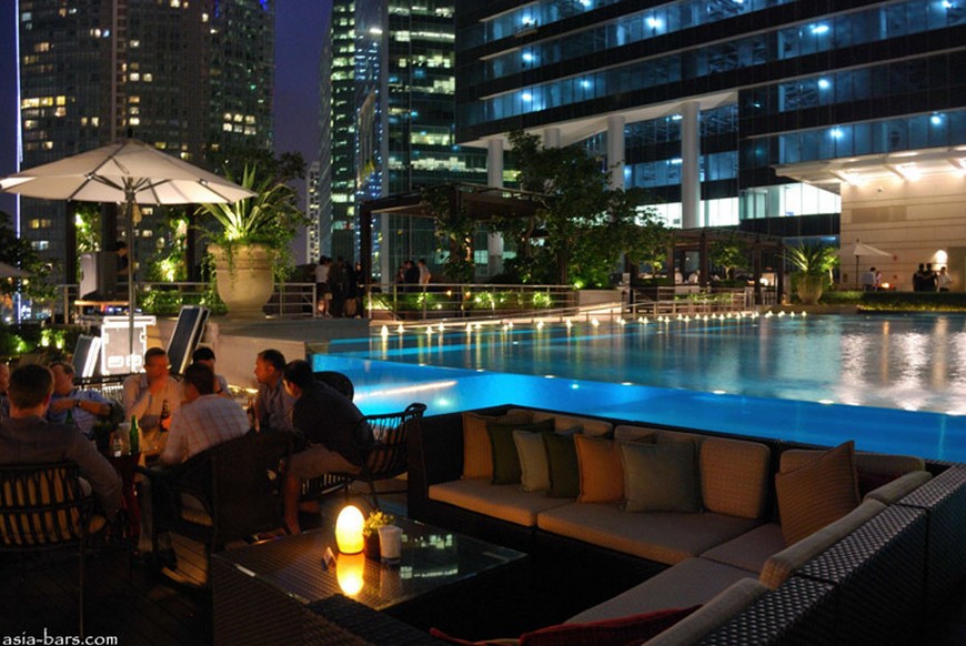 Discover the rooftop bar at The Fullerton Bay Hotel