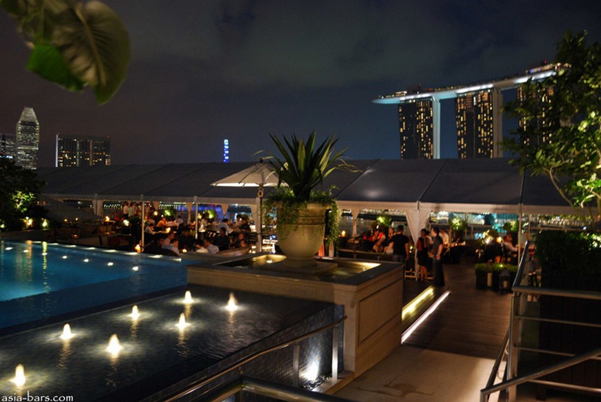 Discover the rooftop bar at The Fullerton Bay Hotel