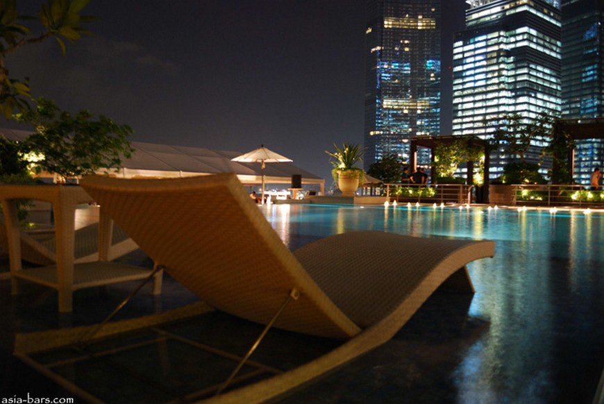 Discover the rooftop bar at The Fullerton Bay Hotel