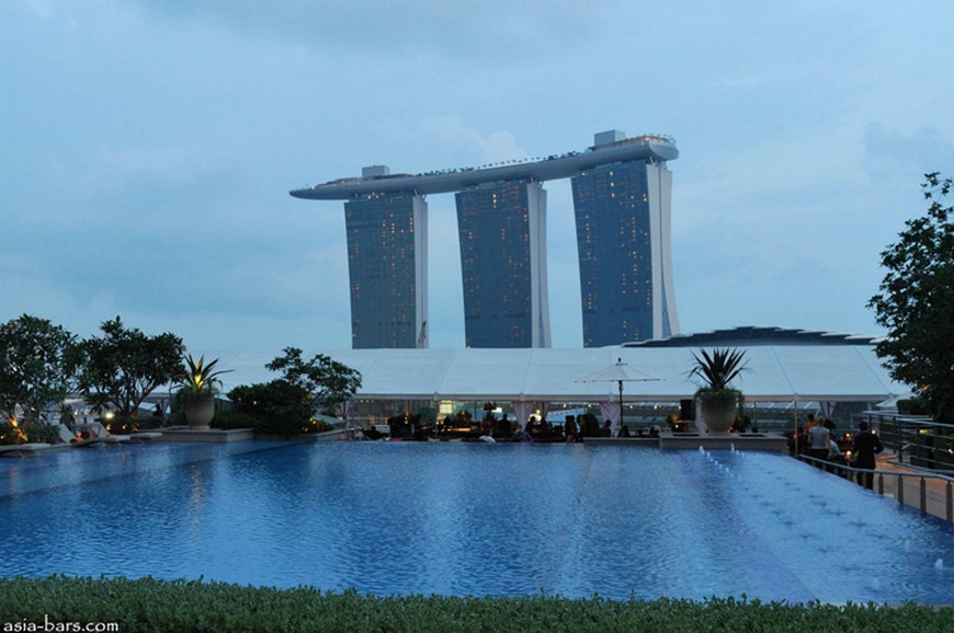 Discover the most spectacular rooftop bar at The Fullerton Bay Hotel Singapore