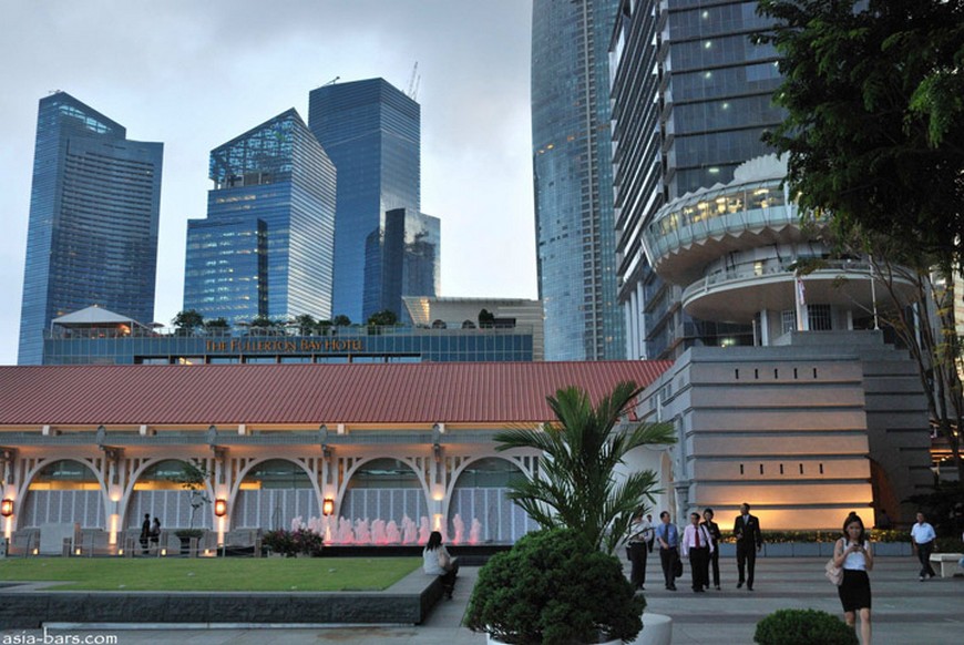 Discover the rooftop bar at The Fullerton Bay Hotel Singapore