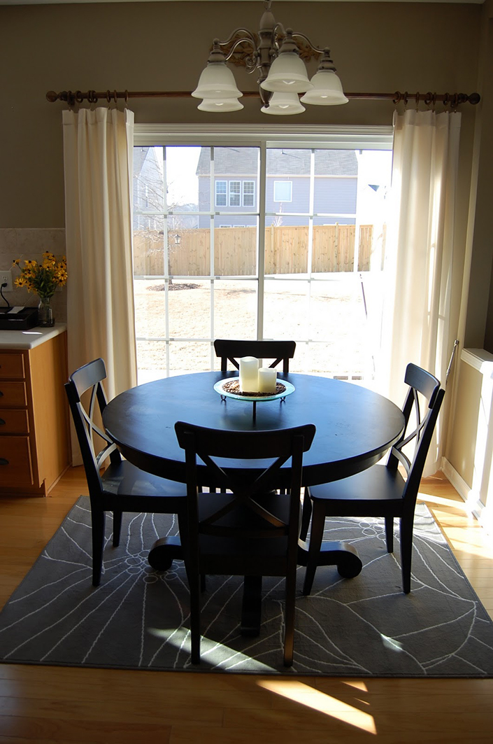 How to place a rug with a round dining table