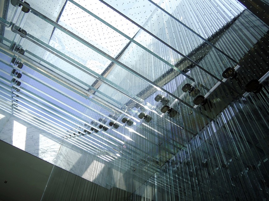 Interior House Design: Carpenter Lowings Creates Scary Glass Staircase 