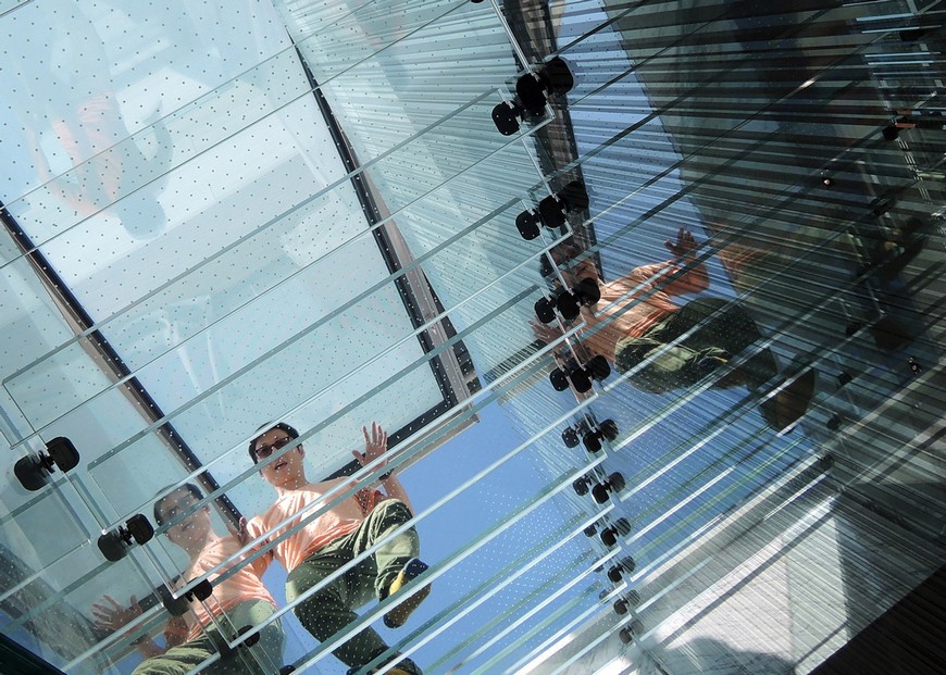Interior House Design: Carpenter Lowings Creates Scary Glass Staircase 
