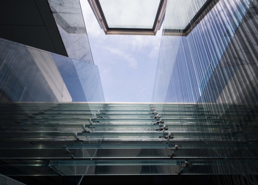 Interior House Design: Carpenter Lowings Creates Scary Glass Staircase 