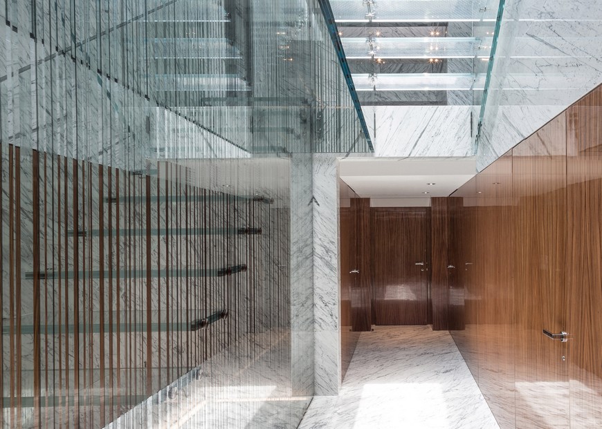 Interior House Design: Carpenter Lowings Creates Scary Glass Staircase 