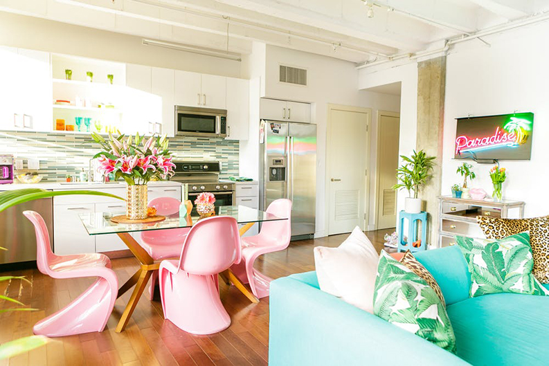 The tropical interior design of a Colourful Apartment in LA