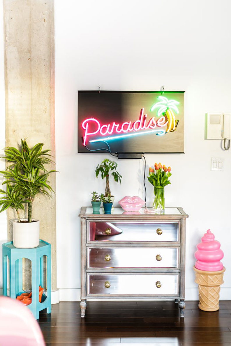 The tropical interior design of a Colourful Apartment in LA