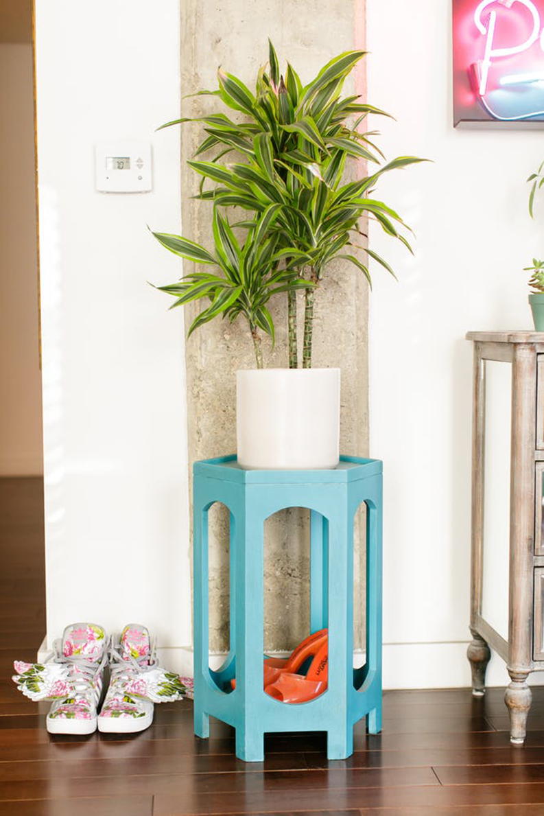 The tropical interior design of a Colourful Apartment in LA