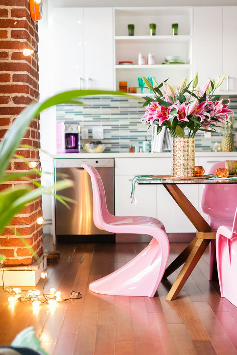 The tropical modern interior design of a Colourful Apartment in LA
