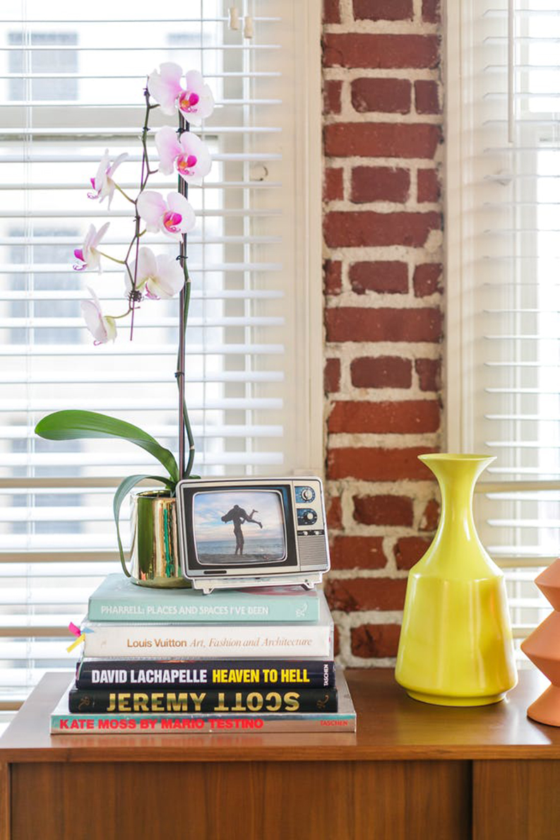 The tropical interior design of a Colourful Apartment in LA