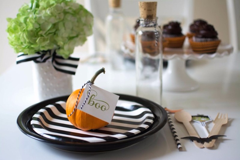 10 Halloween interior design tips that are both Chic and Spooky. Interior Design Ideas. Halloween Party decor. Halloween Decoration. #halloweenpartydecor #interiordesigntips #diningroomideas Get inspired every day: https://goo.gl/y85kv9