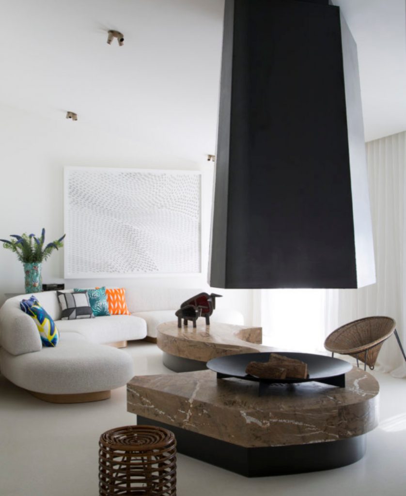 Thierry Lemaire: Modern Living Room Decor. Light living room with curved sofa and coffee table, following the 2021 trend. 
