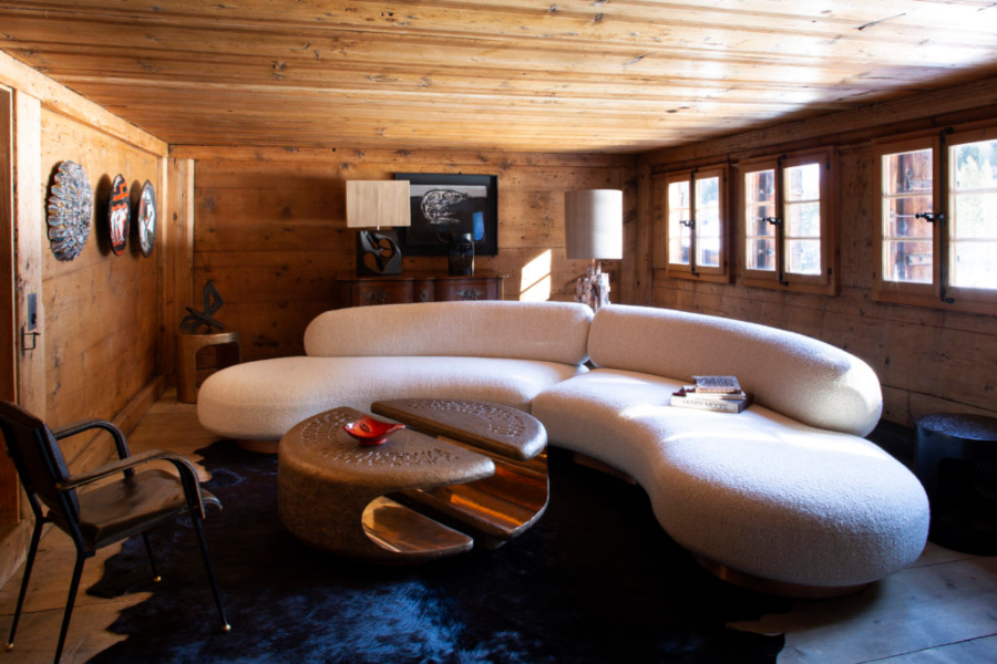 Thierry Lemaire: Modern Living Room Decor. Following the trend of curves, Thierry uses a curved upholstered sofa as the main element of his modern living room decor, filling the room and bringing maximum comfort.