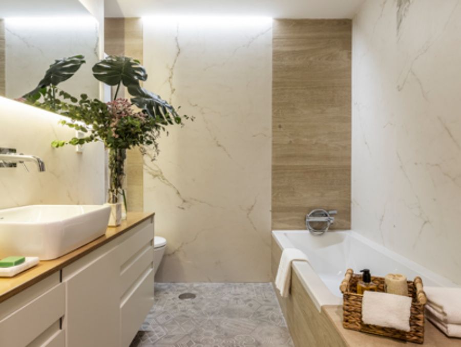 bathroom with white bathtub, sink and vanity