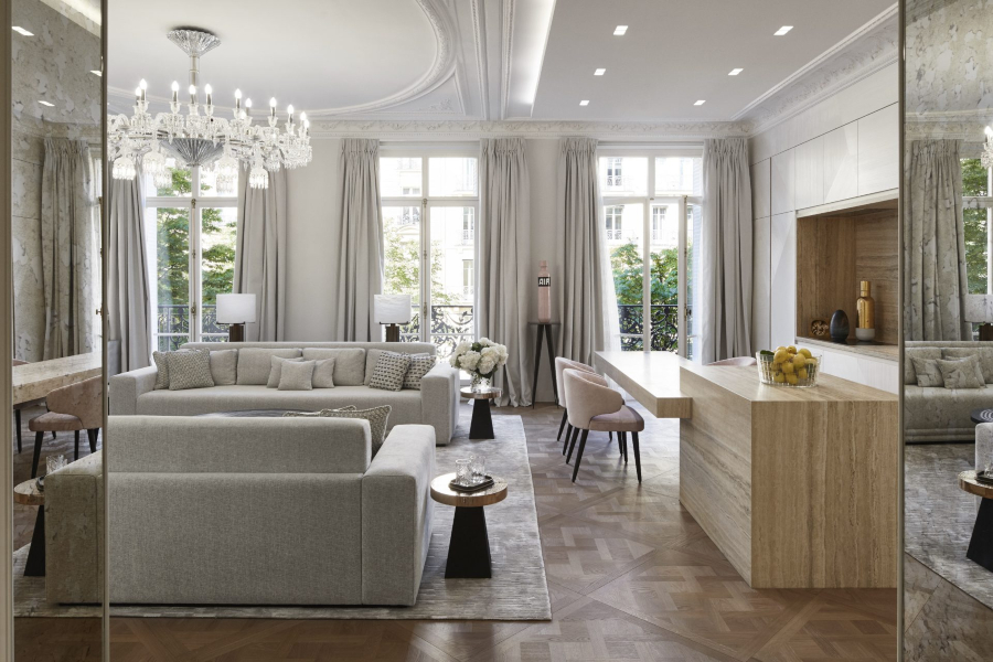 Modern Interior Design by Stéphanie Coutas. Comfortable living room with two facing sofas, imposing chandelier and contemporary elements