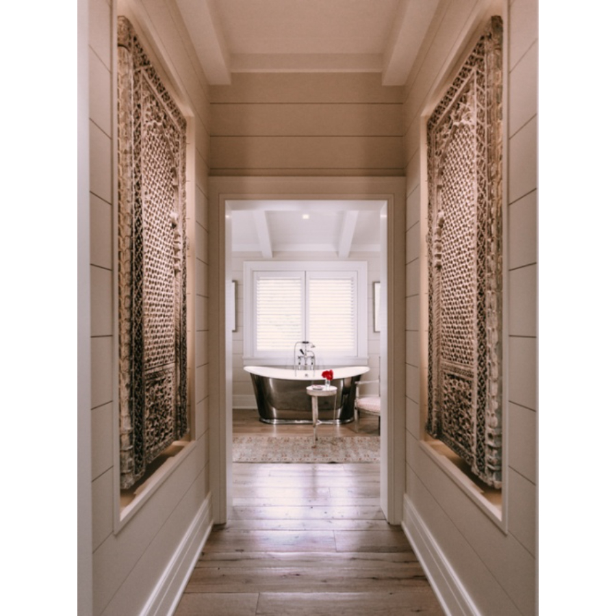 Modern Interior Design: This hall is all about design, the walls can’t go unnoticed. At the end of the corridor, you can see the bathroom, with an exquisite bath, complementing the home’s sophisticated design