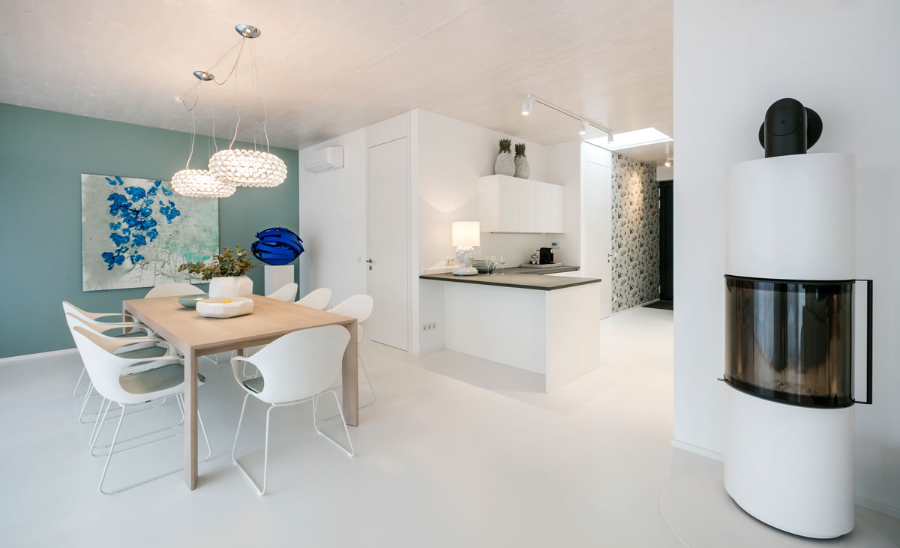 Frech Interior GmbH, dining room with white dining chairs, and suspension lights. 