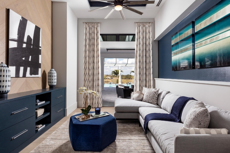 Clive Daniel Home used neutral colours and ocean blue in this home, giving it a modern and beachy feel that is so characteristic of Florida's coastal environment.