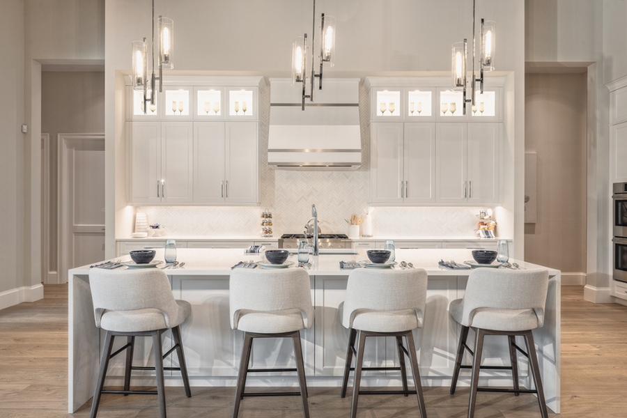 Whether in the living room, kitchen, or bathroom, the entire design is done in white and pastel tones, with each area being beautifully illuminated and providing a complete retreat for its residents.