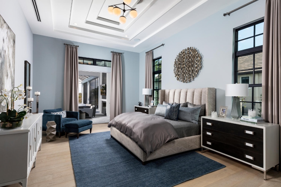 Clive Daniel Home used neutral colours and ocean blue in this home, giving it a modern and beachy feel that is so characteristic of Florida's coastal environment.