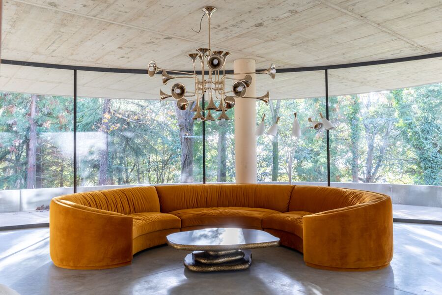Home'Society Virtual Showroom orange velvet sofa with suspension light