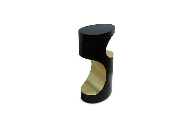 Bryce is a small side table with unique and unusual forms. Its body is made in black laquered fiberglass and high gloss golden leaf.