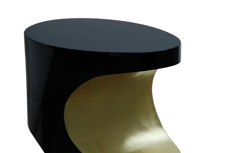 Bryce is a small side table with unique and unusual forms. Its body is made in black laquered fiberglass and high gloss golden leaf.
