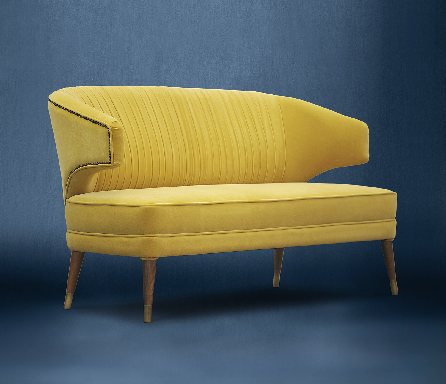 Ibis are beautiful birds, known for their long legs. The IBIS two seat sofa was inspired by this natural elegan-ce, with all the reﬁnent of velvet in a unique upholstery piece.